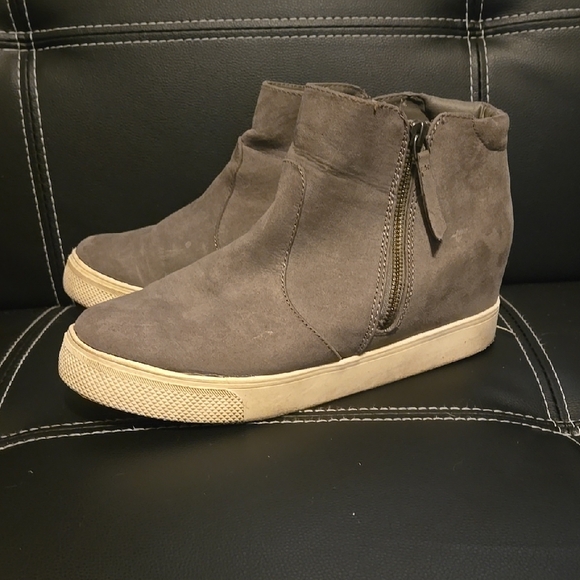 Universal Thread Gray Sneakers - Picture 3 of 5